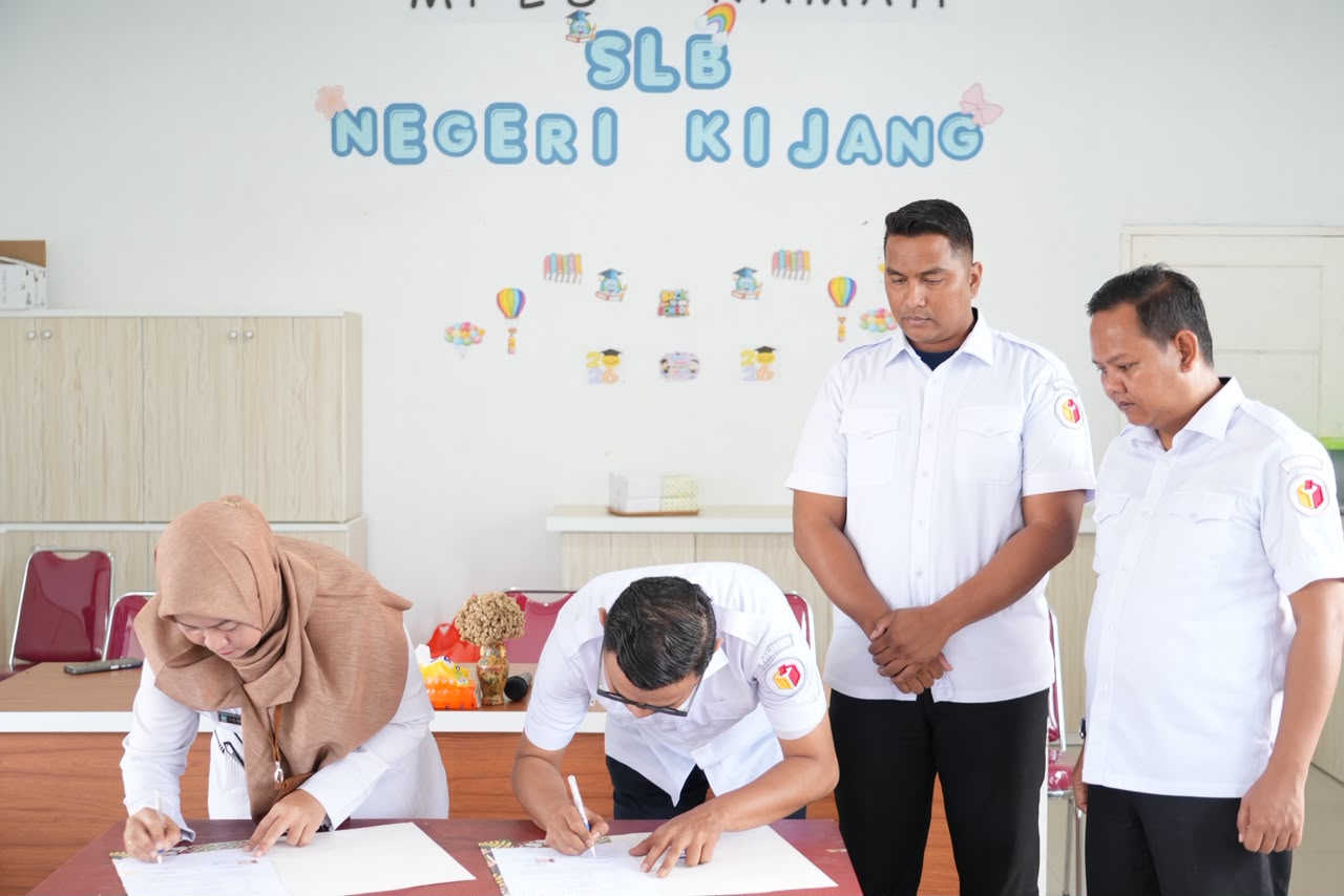 Ketua Bawaslu Bintan Sabrima Putra menandatangani perjanjian kerja sama dengan Kepala SLBN Kijang T. Sy. Nadhrah di SLBN Kijang, Rabu, 29 Juli 2026/Foto: Pemberitaan Bawaslu Bintan