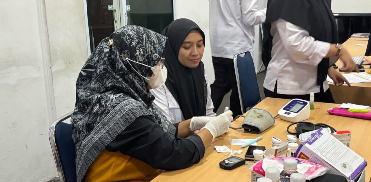 Petugas Puskesmas Toapaya melakukan pemeriksaan kesehatan terhadap pegawai Bawaslu Kabupaten Bintan di ruang rapat kantor setempat, Rabu (29/7/2026)/Foto: Pemberitaan Bawaslu Bintan