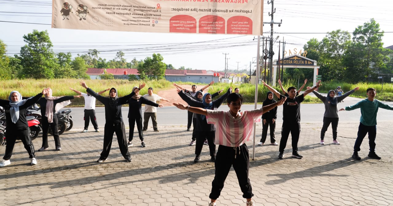 Pegawai Bawaslu Kabupaten Bintan berolahraga bersama di halaman kantor, Jumat, 31 Juli 2026/Foto: Pemberitaan Bawaslu Bintan