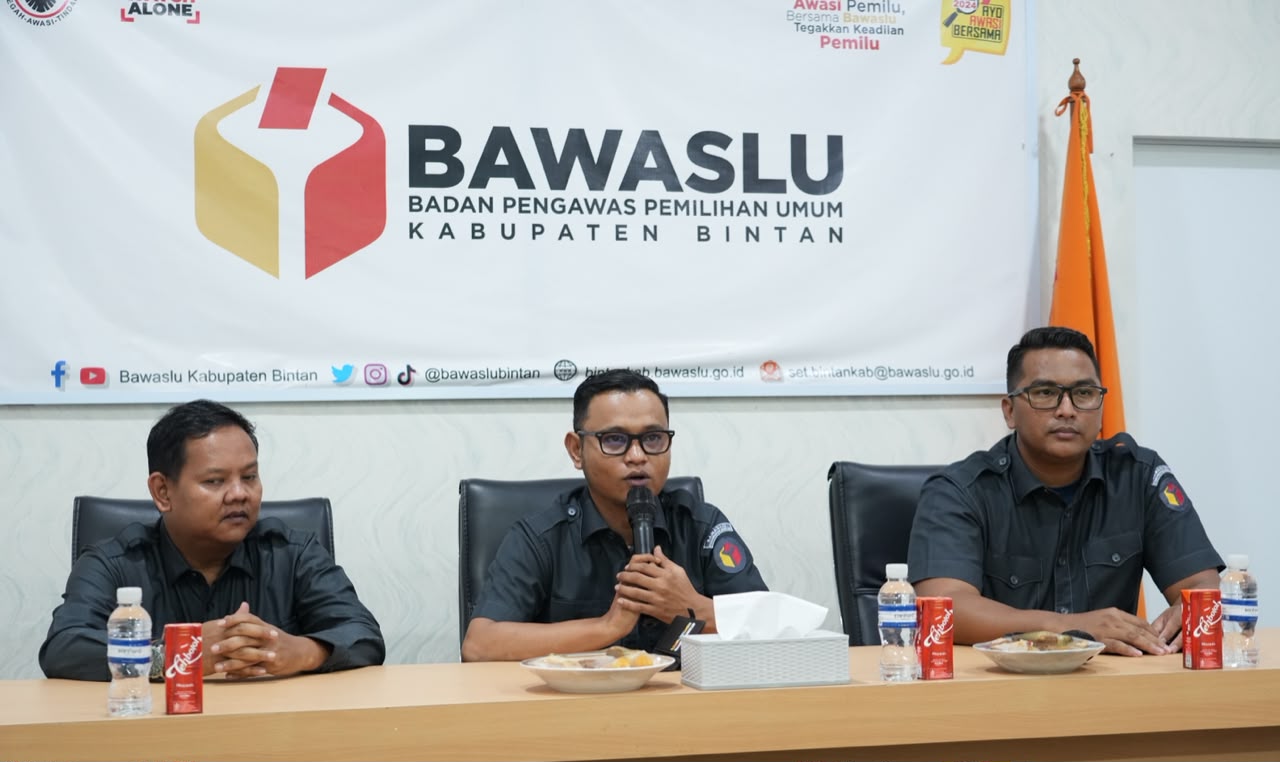 Ketua Bawaslu Kabupaten Bintan Sabrima Putra (tengah) memberikan arahan saat pelatihan bahasa isyarat bagi jajaran sekretariat di Kantor Bawaslu Bintan, Senin, 3 Agustus 2026.