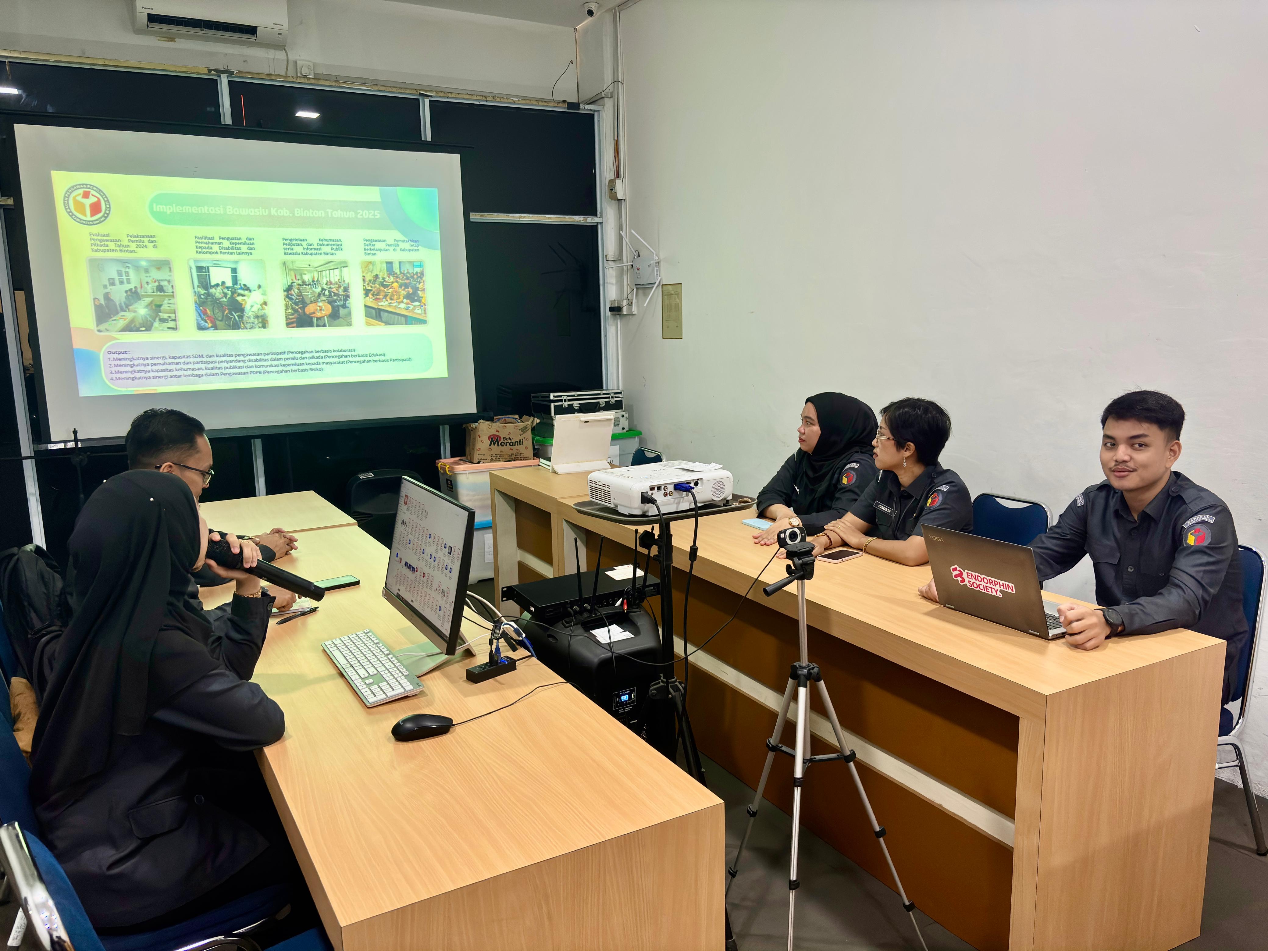 PNS Bawaslu Kabupaten Bintan, Siti Rohayati saat memaparkan materi Pencegahan di ruang rapat sekretariat Bawaslu Bintan, Senin (10/08/2026)/Foto: Pemberitaan Bawaslu Bintan