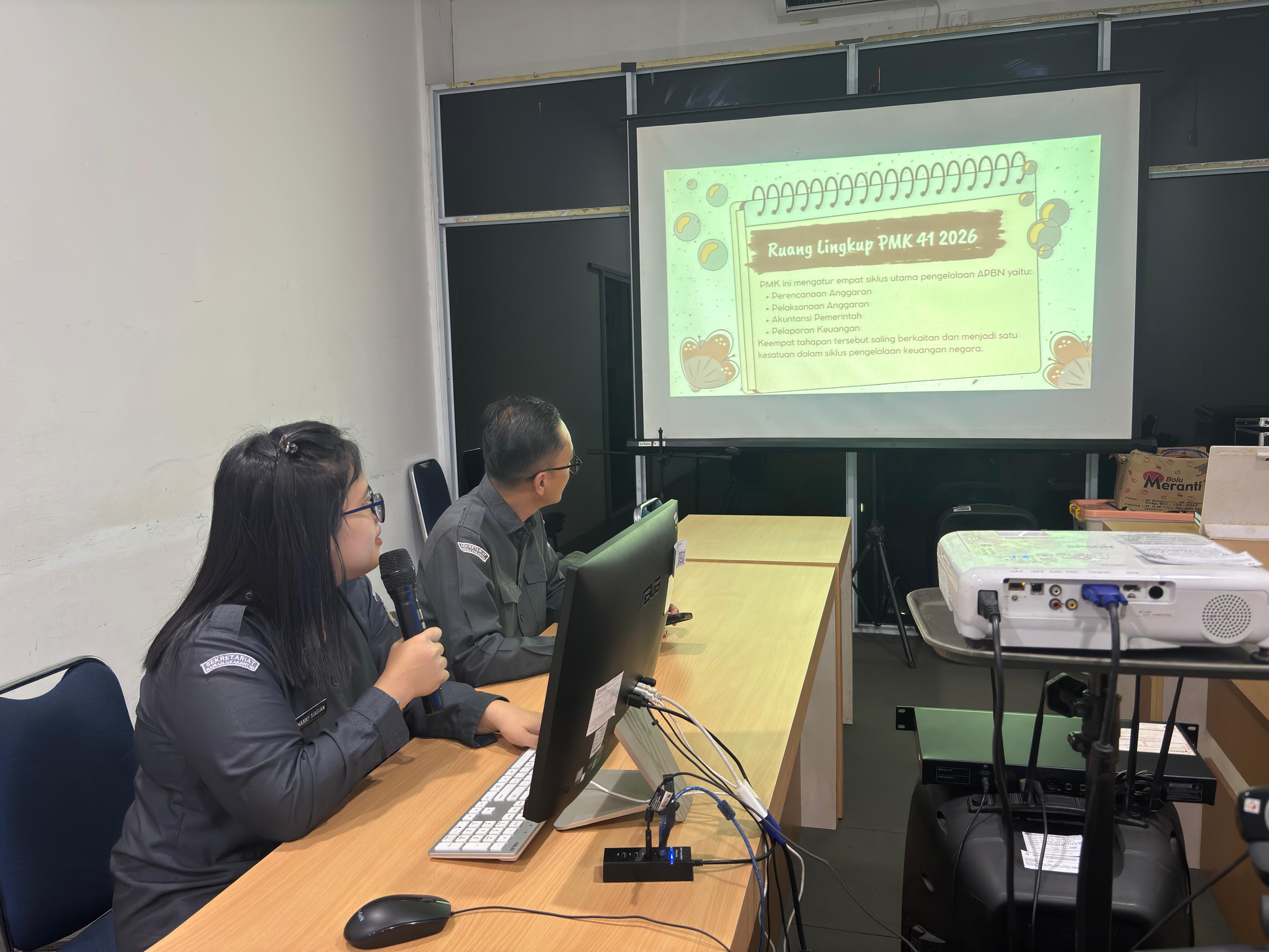 PNS Bawaslu Kabupaten Bintan, Hanny V.R. Siagian, saat memaparkan materi di ruang rapat sekretariat Bawaslu Bintan, Senin (10/08/2026)/Foto: Pemberitaan Bawaslu Bintan