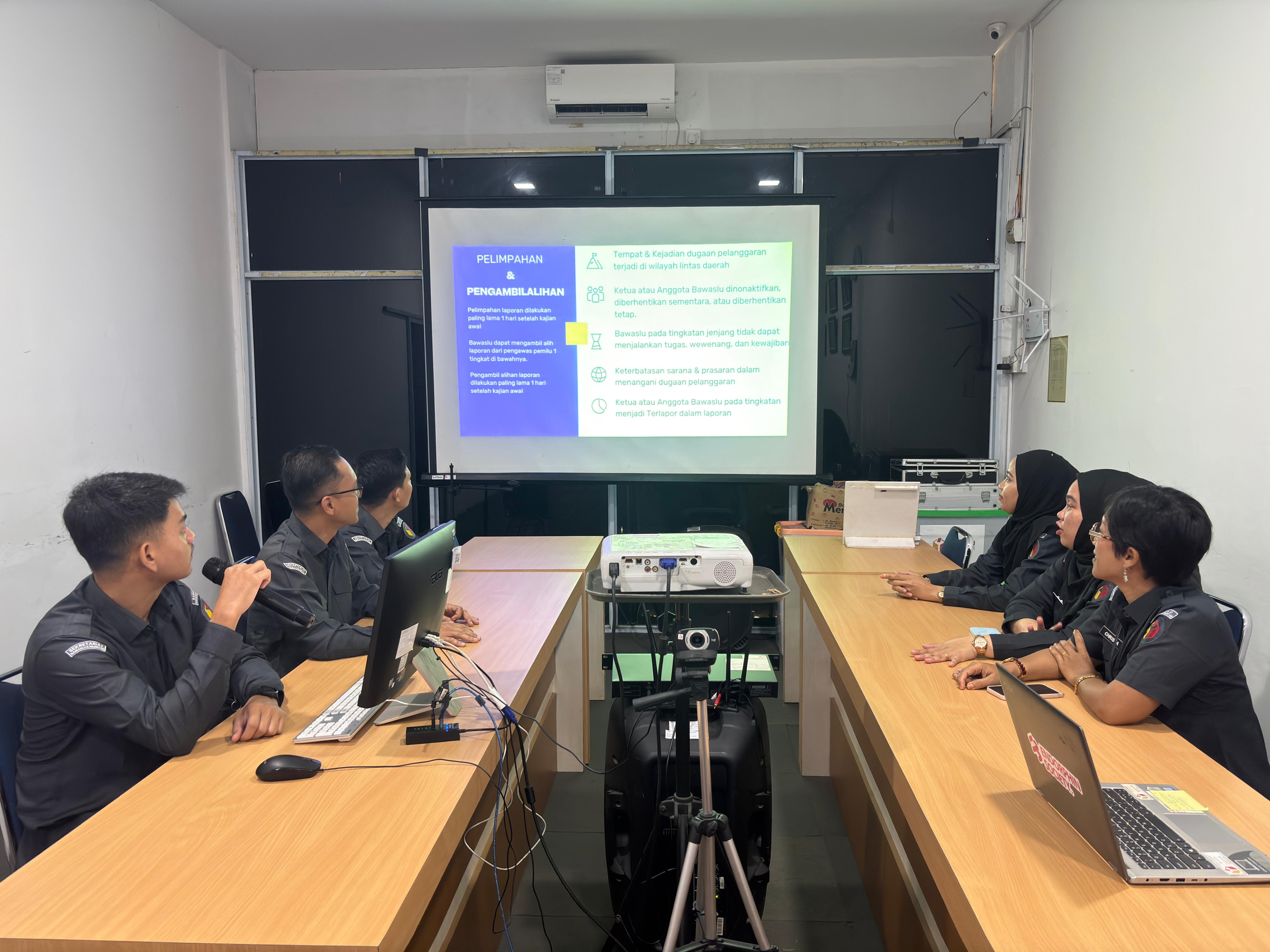 PNS Bawaslu Kabupaten Bintan, Endar Oloan Siregar saat memaparkan materi di ruang rapat sekretariat Bawaslu Bintan, Senin (10/08/2026)/Foto: Pemberitaan Bawaslu Bintan