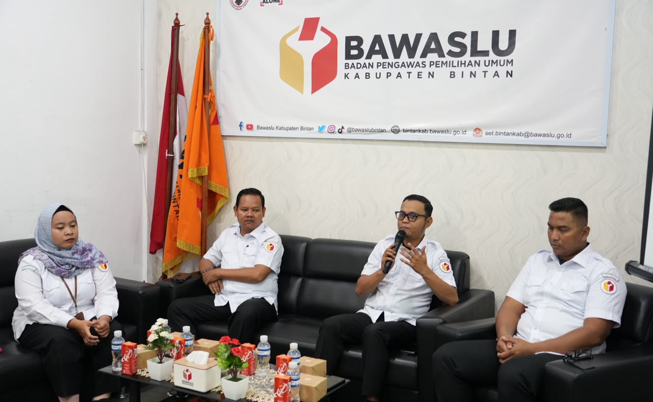 Ketua Bawaslu Kabupaten Bintan, Sabrima Putra, membuka kegiatan Pendidikan Pengawasan Partisipatif di kantor sekretariat Bawaslu Bintan, Rabu, 12 Agustus 2026/Foto: Pemberitaan Bawaslu Bintan