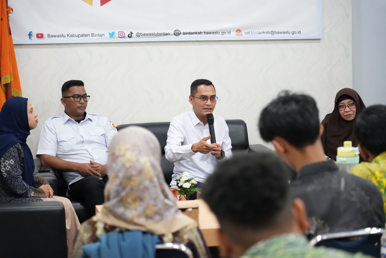 Anggota Bawaslu Provinsi Kepulauan Riau, Febriadinata, menyampaikan materi dalam Pendidikan Pengawasan Partisipatif di kantor sekretariat Bawaslu Bintan, Rabu, 12 Agustus 2026/Foto: Pemberitaan Bawaslu Bintan