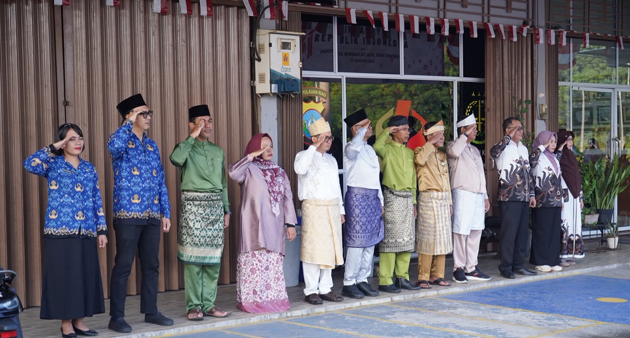 Ketua Bawaslu Bintan, Sabrima Putra dan Anggota Bawaslu Bintan, Bambang bersama Plt. Kepala Sekretariat Bawaslu Bintan dan Pejabat Strukturak Vawaslu Kepri  mengikuti upacara peringatan Hari Ulang Tahun ke-81 Kemerdekaan RI di  Sekretariat Bawaslu Kepri, Senin (17/8/2026)/Foto: Pemberitaan Bawaslu Bintan