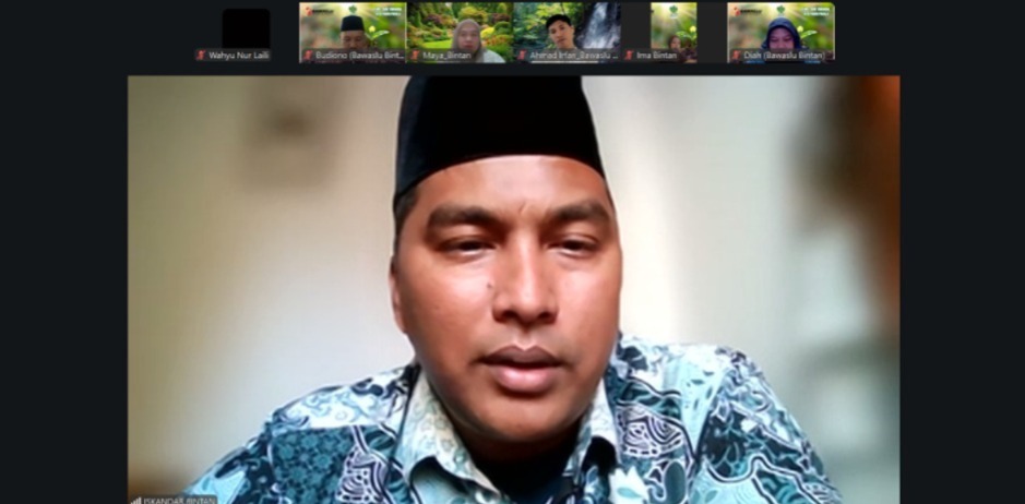 Anggota Bawaslu Bintan, Iskandar, menyampaikan tausiah dalam Jumat Sehati bertema "Dari Tanaman, Kita Panen Pahala" secara daring, Jumat, 21 Agustus 2026/Foto: Pemberitaan Bawaslu Bintan