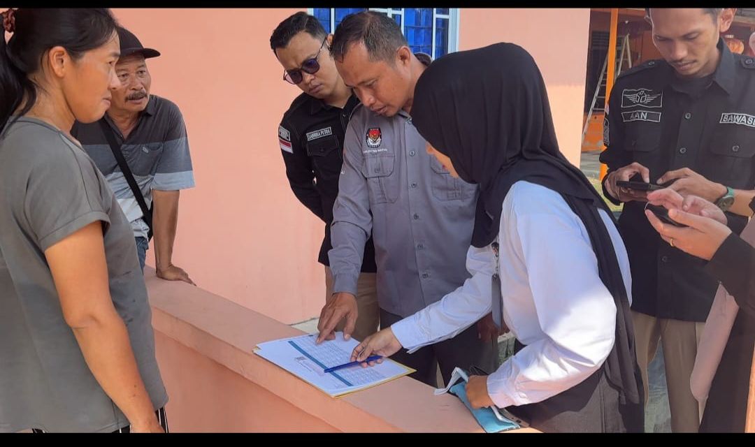 Ketua Bawaslu Kabupaten Bintan Sabrima Putra mengawasi Coktas PDPB Triwulan III 2026 di Kecamatan Teluk Sebong, Kamis (27/8/2026). Bawaslu Bintan mencermati pencocokan data pemilih dengan dokumen kependudukan dan kondisi faktual./Foto: Pemberitaan Bawaslu Bintan