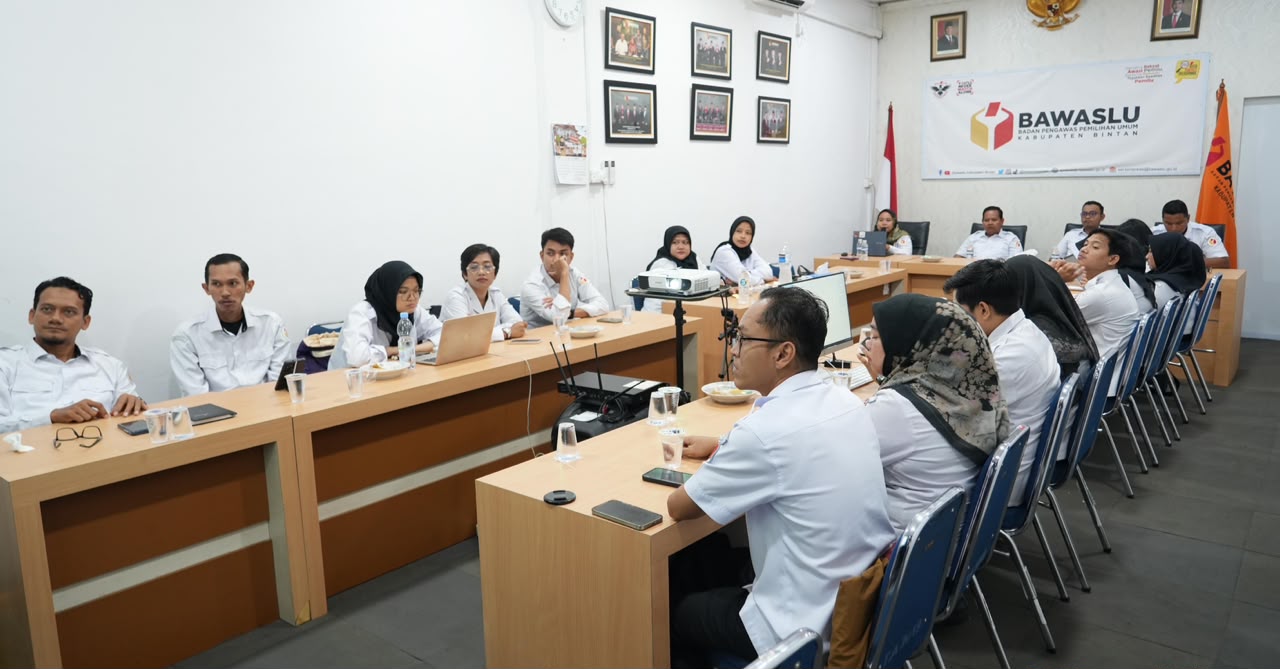 Jajaran Bawaslu Kabupaten Bintan menyaksikan video “Bawaslu Membelajakan” Volume II dalam rapat finalisasi di Ruang Rapat Sekretariat Bawaslu  Kabupaten Bintan, Rabu (2/9/2026)/Foto: Pemberitaan Bawaslu Bintan