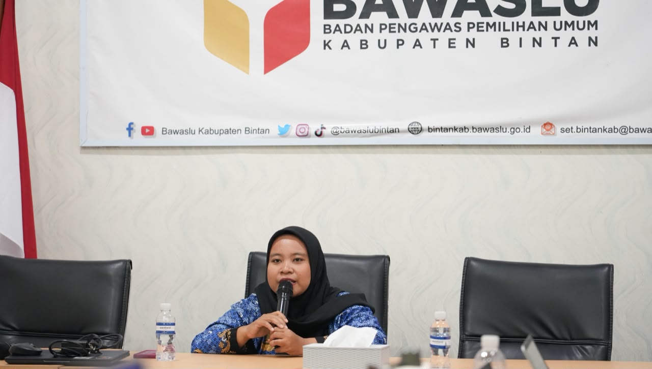 Pelaksana Tugas Kepala Sekretariat Bawaslu Kabupaten Bintan Wahyu Nur Laili menjelaskan penerapan Portal ASN Kepri untuk mendukung presensi dan pelaporan kerja dari rumah (WFH) bagi ASN Bawaslu Bintan, Kamis, 17 September 2026/Foto:Pemberitaan Bawaslu Bintan