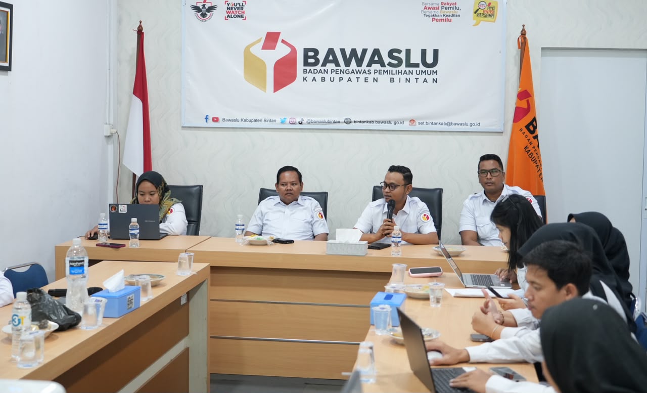 Ketua Bawaslu Kabupaten Bintan, Sabrima Putra (kedua dari kanan), memimpin rapat rutin bulanan di Ruang Rapat Sekretariat Bawaslu Kabupaten Bintan, Rabu (2/9/2026)/Foto:Pemberitaan Bawaslu Bintan