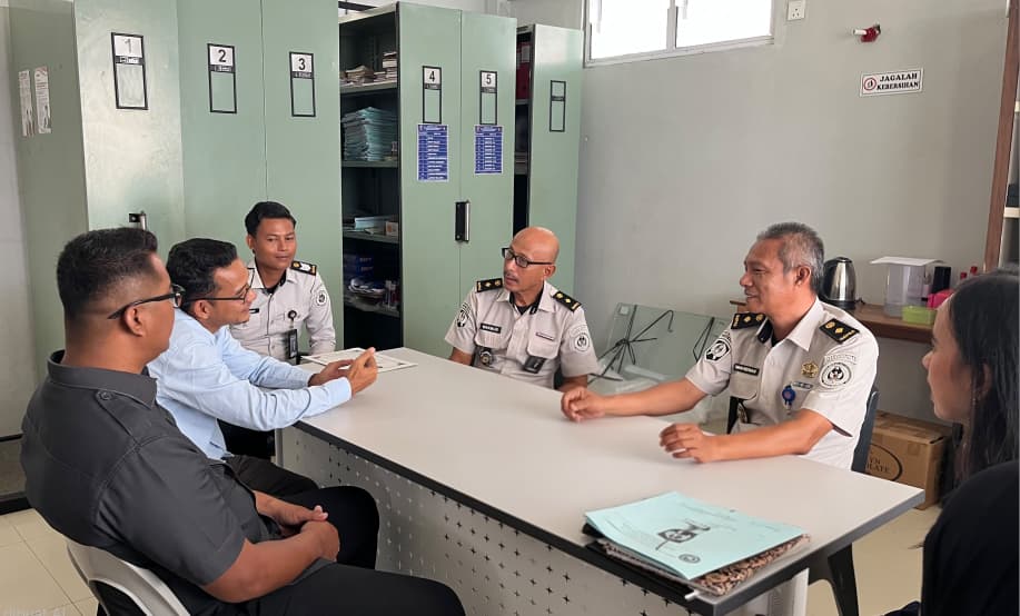 Bawaslu Kabupaten Bintan, Iskandar, mengawasi koordinasi KPU Kabupaten Bintan dengan petugas Lembaga Pemasyarakatan Kelas IIA Tanjungpinang dalam pemutakhiran data pemilih berkelanjutan triwulan III 2026, Selasa, 8 September 2026.