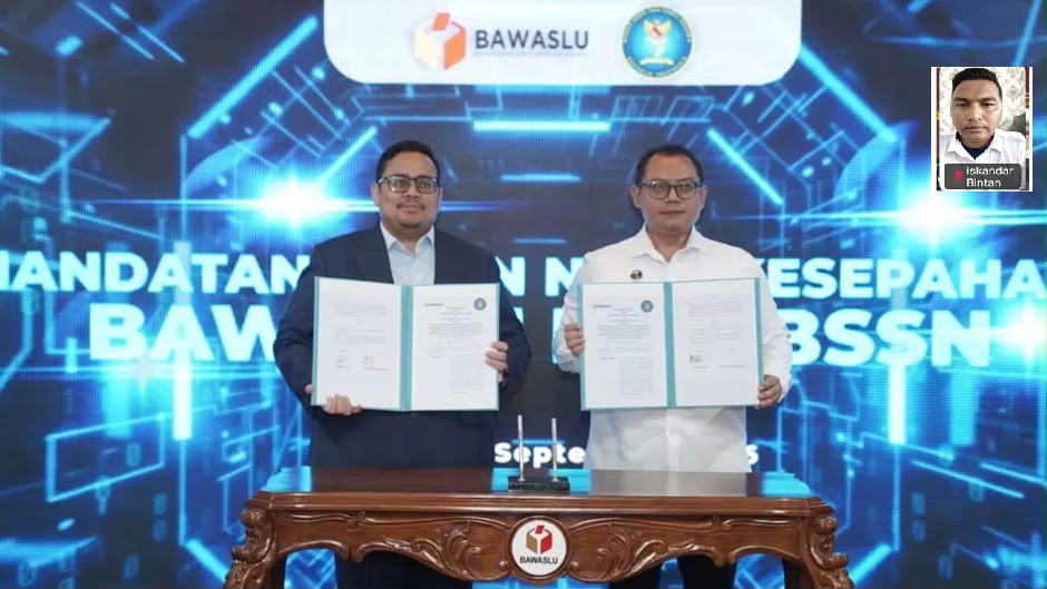 Ketua Bawaslu RI Rahmat Bagja dan Sekretaris Utama BSSN Mayjen TNI Soetedjo Joewono menunjukkan nota kesepahaman penguatan keamanan siber dalam kegiatan Sinergi Bawaslu-BSSN yang diikuti secara daring oleh Bawaslu Kabupaten Bintan, Rabu (9/9/2026)/Foto:Pemberitaan Bawaslu Bintan