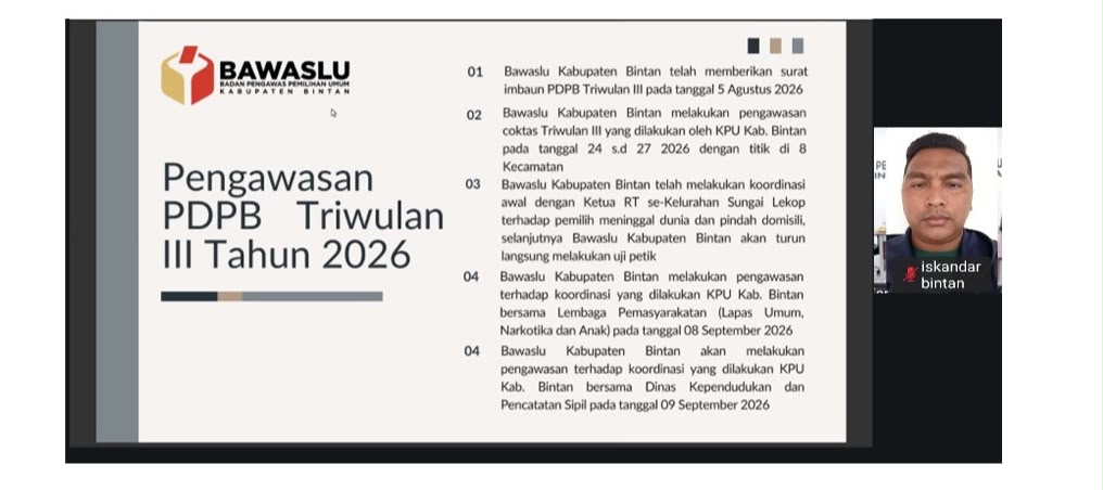 Koordinator Divisi Hukum, Pencegahan, Partisipasi Masyarakat, dan Hubungan Masyarakat Bawaslu Kabupaten Bintan Iskandar memaparkan hasil pengawasan PDPB Triwulan III 2026 dalam rapat koordinasi secara daring, Jumat (11/9/2026)/Foto:Pemberitaan Bawaslu Bintan