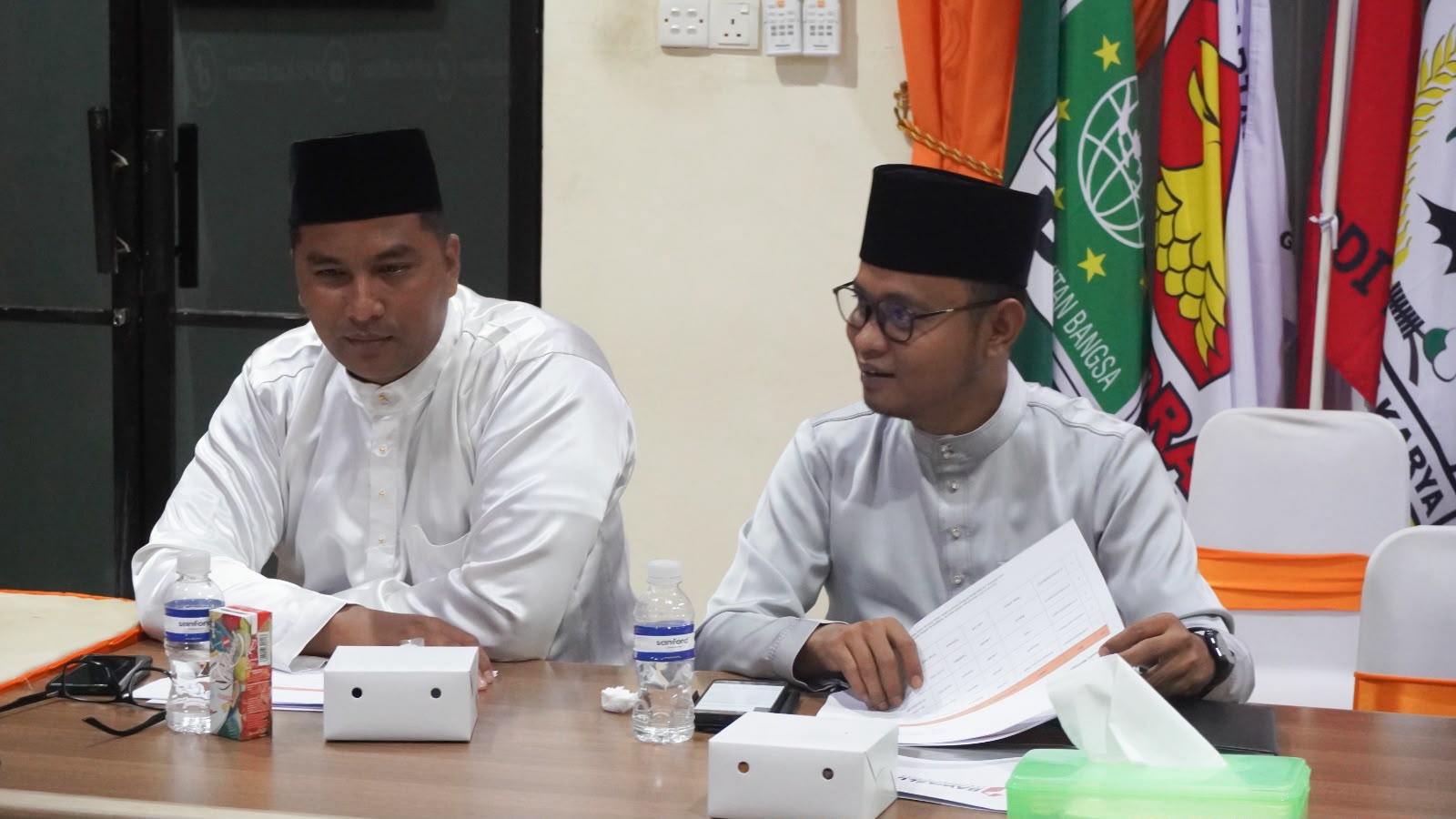 Ketua Bawaslu Kabupaten Bintan Sabrima Putra (kiri) dan Anggota Bawaslu Iskandar menghadiri Rakor Sinkronisasi Data Pemilih PDPB Triwulan III di Kantor KPU Kabupaten Bintan, Kamis (24/9/2026)/Foto:Pemberitaan Bawaslu Bintan