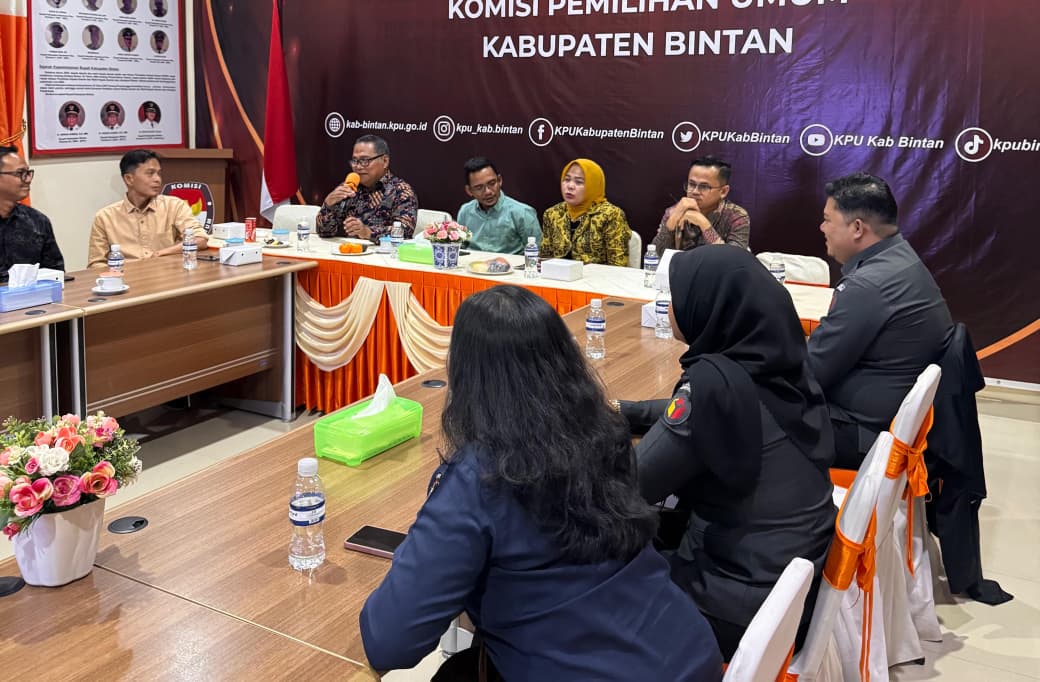Suasana rapat penguatan layanan informasi publik di Kantor KPU Kabupaten Bintan, Selasa, (15/9/2026)/Foto:Pemberitaan Bawaslu Bintan