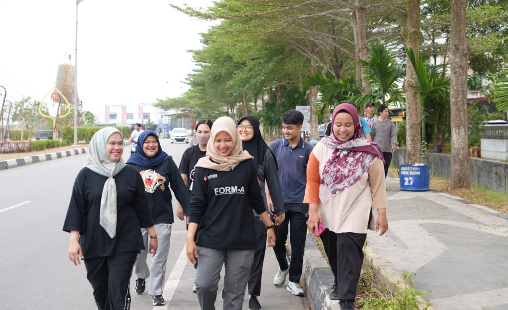 Jajaran Bawaslu Kabupaten Bintan mengikuti jalan santai Jumat Sehati di kawasan Bandara Raja Haji Fisabilillah, Bintan, Jumat (25/9/2026)/Foto: Pemberitaan Bawaslu Bintan