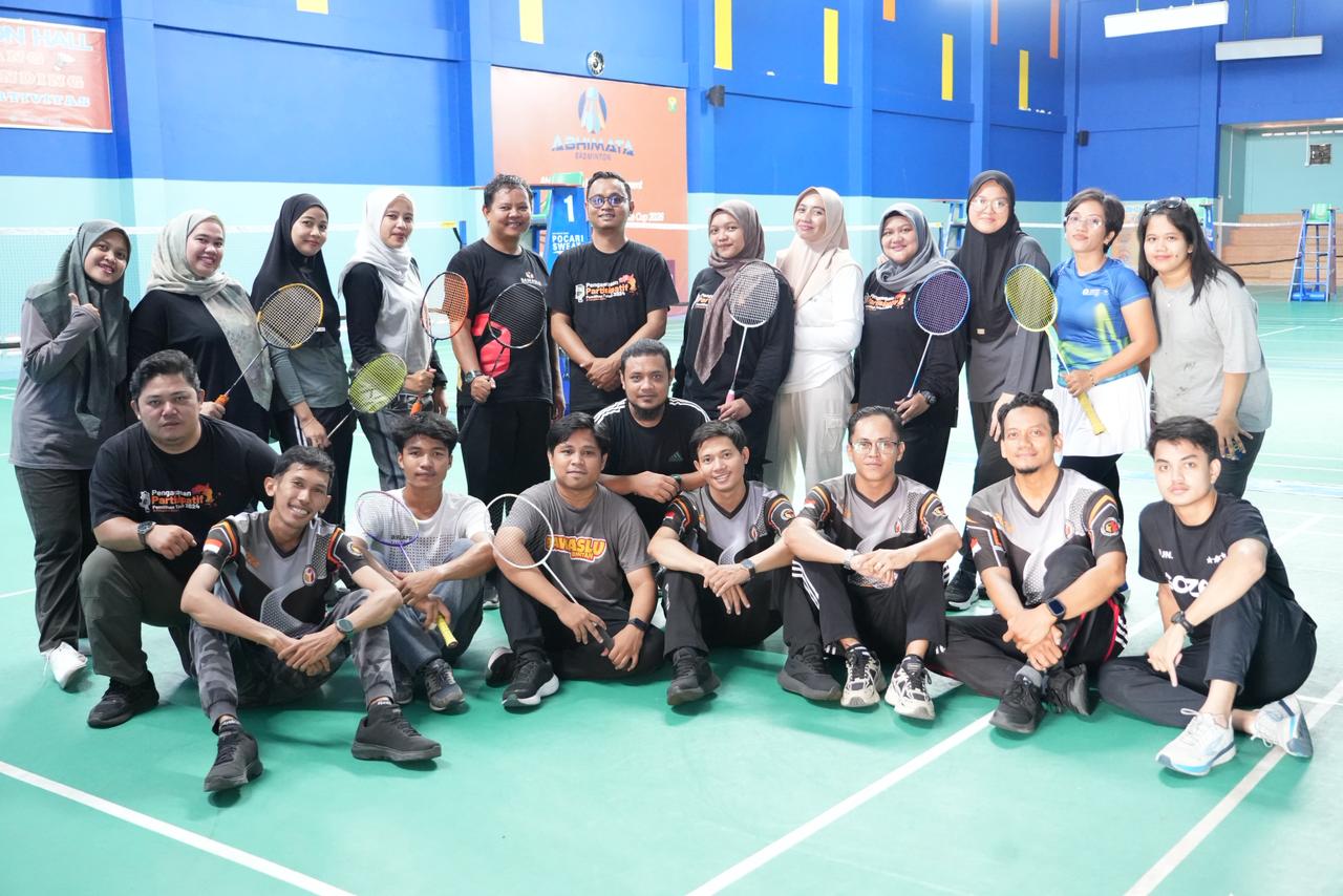 Pimpinan dan staf Bawaslu Kabupaten Bintan berfoto bersama seusai mengikuti kegiatan Jumat Sehati melalui olahraga bulutangkis di Abimatha Badminton Hall, Jumat (4/9/2026)/Foto:Pemberitaan Bawaslu Bintan