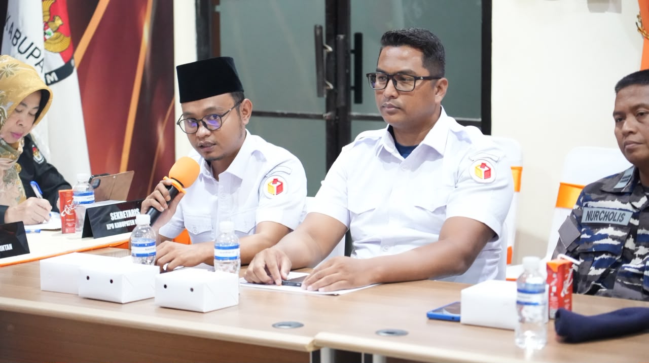 Ketua Bawaslu Bintan Sabrima Putra menyampaikan tanggapan dalam rapat pleno terbuka rekapitulasi PDPB Triwulan III 2026 di Kantor KPU Bintan, Toapaya, Rabu (30/9/2026)/Foto:Pemberitaan Bawaslu Bintan