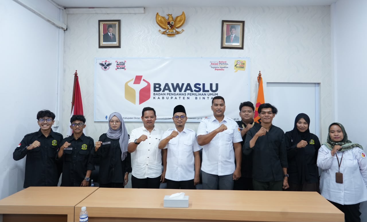 Ketua Bawaslu Bintan Sabrima Putra (tengah) bersama jajaran dan pengurus HIMA HKI STAIN SAR Kepri berfoto bersama usai audiensi lanjutan Debate Competition Season IV dan sosialisasi JDIH Bertuah, Rabu (21/10/2026)/Foto:Pemberitaan Bawaslu Bintan