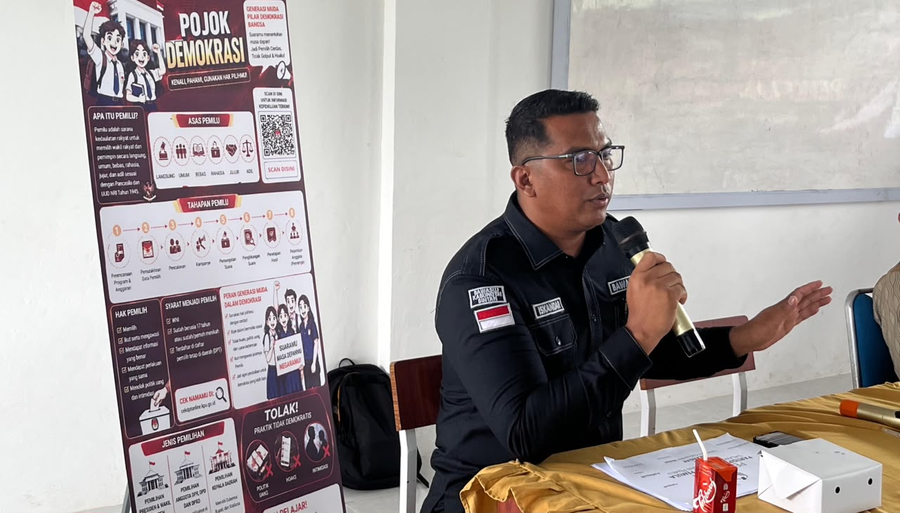 Anggota Bawaslu Bintan Iskandar mengajak pelajar menolak politik uang dan hoaks saat mengisi materi di program Pojok Demokrasi KPU Bintan di SMKN 1 Seri Kuala Lobam, Kamis (22/10/2026)/Foto:Pemberitaan Bawaslu Bintan