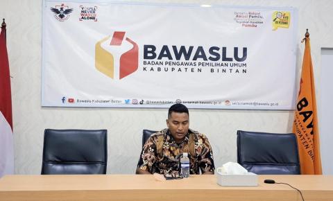 Anggota Bawaslu Bintan, Iskandar memaparkan capaian pengawasan data pemilih Triwulan I dalam Rakor Divisi P2H se-Provinsi Kepri secara daring, Kamis (9/4/2026)/Foto: Pemberitaan Bawaslu Bintan
