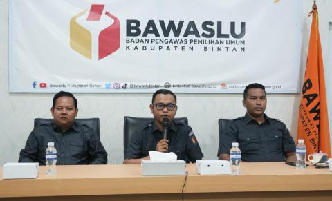 Ketua Bawaslu Bintan, Sabrima Putra, saat membuka kegiatan Monitoring dan Evaluasi Manajemen SDM dan Zona Integritas di Sekretariat Bawaslu Kabupaten Bintan, Senin (4/5/2026)/Foto: Pemberitaan Bawaslu Bintan