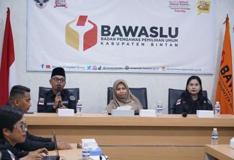 Ketua Bawaslu Bintan, Sambrima Putra, saat membuka kegiatan Evaluasi Pengawasan PDPB Triwulan I Tahun 2026 di Sekretariat Bawaslu Kabupaten Bintan, Kamis (21/5/2026)/Foto: Pemberitaan Bawaslu Bintan