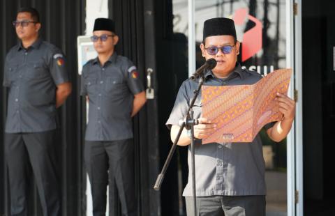 Anggota Bawaslu Bintan, Bambang, memimpin upacara peringatan Hari Lahir Pancasila 2026 di halaman kantor Bawaslu Bintan, Senin (1/6/2026)