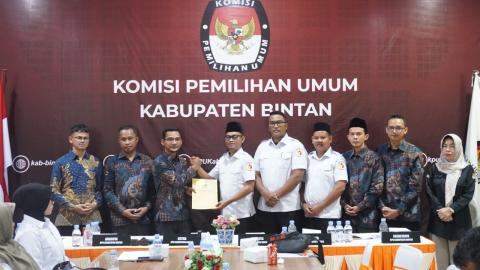 Prosesi Penyerahan Berita Acara Pleno yang telah di tetapkan oleh KPU Kabupaten Bintan, Rabu (1/7/2026)/Foto: Pemberitaan Bawaslu Bintan