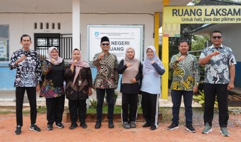 Ketua dan jajaran Bawaslu Kabupaten Bintan bersama pihak SLBN Kijang berfoto bersama usai membahas persiapan perjanjian kerja sama serta pengawasan partisipatif yang inklusif bagi kelompok disabilitas, Kamis, 23 Juli 2026.