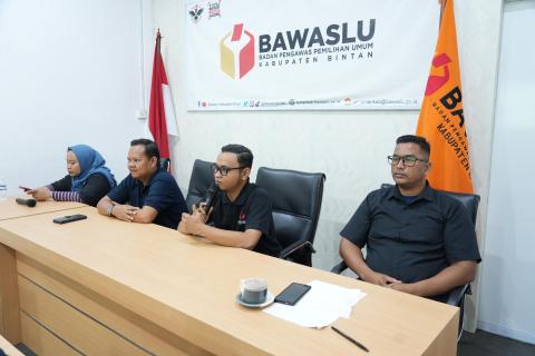 Ketua Bawaslu Kabupaten Bintan, Sabrima Putra saat memberi arahan terkait Program Bawaslu Membelajarkan Volume 2 di ruang rapat Bawaslu Kabupaten Bintan, pada Kamis (13/08/2026) / foto: Pemberitaan Bawaslu Bintan