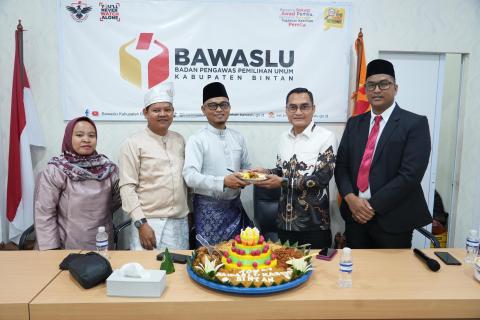 Suasana Seremoni HUT Bawaslu Kabupaten Bintan di Ruang Rapat Bawaslu Kabupaten Bintan, Senin (17/8/2026) /Foto: Pemberitaan Bawaslu Bintan