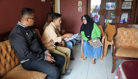 Anggota Bawaslu Bintan, Iskandar saat mengawasi pelaksanaan pencocokan dan penelitian terbatas (Coktas) yang digelar KPU Bintan pada hari pertama, Senin, 24 Agustus 2026/Foto:Pemberitaan Bawaslu Bintan