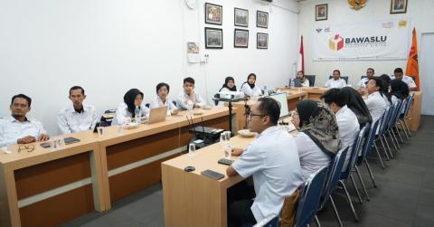 Jajaran Bawaslu Kabupaten Bintan menyaksikan video “Bawaslu Membelajakan” Volume II dalam rapat finalisasi di Ruang Rapat Sekretariat Bawaslu  Kabupaten Bintan, Rabu (2/9/2026)/Foto: Pemberitaan Bawaslu Bintan