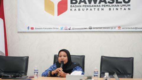 Pelaksana Tugas Kepala Sekretariat Bawaslu Kabupaten Bintan Wahyu Nur Laili menjelaskan penerapan Portal ASN Kepri untuk mendukung presensi dan pelaporan kerja dari rumah (WFH) bagi ASN Bawaslu Bintan, Kamis, 17 September 2026/Foto:Pemberitaan Bawaslu Bintan