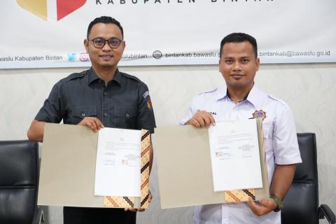 Ketua Bawaslu Kabupaten Bintan Sabrima Putra dan Ketua Program Studi Hukum Keluarga Islam STAIN Sultan Abdurrahman Kepulauan Riau Asrizal menunjukkan dokumen kerja sama Tridharma perguruan tinggi dan JDIH di Ruang Rapat Bawaslu Kabupaten Bintan, Selasa (15/9/2026)/Foto:Pemberitaan Bawaslu Bintan
