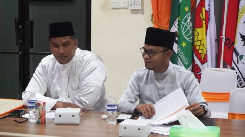 Ketua Bawaslu Kabupaten Bintan Sabrima Putra (kiri) dan Anggota Bawaslu Iskandar menghadiri Rakor Sinkronisasi Data Pemilih PDPB Triwulan III di Kantor KPU Kabupaten Bintan, Kamis (24/9/2026)/Foto:Pemberitaan Bawaslu Bintan