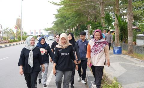Jajaran Bawaslu Kabupaten Bintan mengikuti jalan santai Jumat Sehati di kawasan Bandara Raja Haji Fisabilillah, Bintan, Jumat (25/9/2026)/Foto: Pemberitaan Bawaslu Bintan