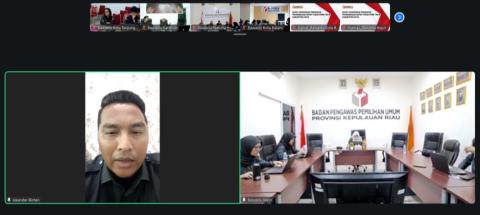Koordinator Divisi Hukum, Pencegahan, Partisipasi Masyarakat, dan Hubungan Masyarakat Bawaslu Bintan, Iskandar, menyampaikan perkembangan pengawasan pemutakhiran data pemilih dalam rapat koordinasi Bawaslu Kepri secara daring, Senin (28/9/2026)/Foto:Pemberitaan Bawaslu Bintan