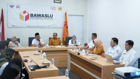 Ketua Bawaslu Bintan Sabrima Putra berbicara dalam verifikasi pembentukan Saka Adhyasta Pemilu, Rabu (30/9/2026)/Foto:Pemberitaan Bawaslu Bintan