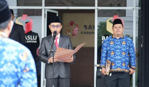 Sabrima Putra, Ketua Bawaslu Bintan saat menyampaikan amanat pada upacara memperingati Hari Sumpah Pemuda ke-98 di Kabupaten Bintan, Rabu, 28 Oktober 2026/Foto:Pemberitaan Bawaslu Bintan