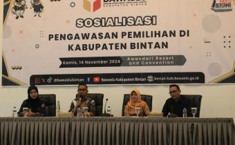 Ketua Bawaslu Bintan bersama Narasumber yang menjadi pemateri