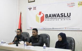 Ketua Bawaslu Kabupaten Bintan memberikan sambutan dalam pelatihan public speaking jajarannya untuk persiapan pemilu dan pilkada 2029, Senin (23/06/2025)