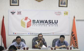 Ketua Bawaslu Kabupaten Bintan, Sabrima Putra, memberikan arahan dalam kegiatan penyusunan rencana kerja dan sosialisasi reformasi birokrasi sebagai persiapan menjadi Satker Mandiri 2026 di Kantor Bawaslu Bintan, Kamis (26/6/2025)/ Foto: Publikasi dan Pemberitaan Bawaslu Bintan
