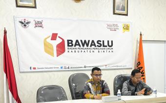 Ketua dan Anggota Bawaslu Bintan saat mengikuti kegiatan secara daring