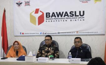 (Dari kiri ke kanan) Hakim Pengadilan Negeri Tanjungpinang Fausi, Akademisi Stisipol Raja Haji Endri Sanopaka, dan Anggota Bawaslu Provinsi Kepulauan Riau Rosnawati saat menjadi narasumber dalam Rapat Evaluasi Pengawasan Pemilu 2024 di Kantor Bawaslu Bintan, Selasa (8/7/2025)/ Foto: Publikasi dan Pemberitaan Bawaslu Kabupaten Bintan