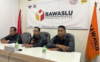 Ketua Bawaslu Bintan, Sabrima Putra (tengah), didampingi Anggota Bawaslu Bintan, Iskandar (kiri) dan Bambang (kanan), saat membuka kegiatan penguatan tata kelola internal di Kantor Bawaslu Bintan, Selasa (5/8/2025).