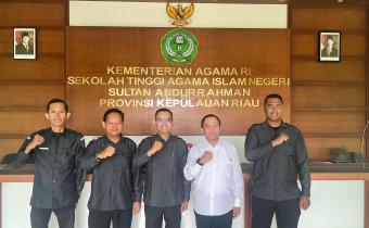 Pimpinan Bawaslu Bintan didampingi Ketua STAIN Sultan Abdurrahman (SAR) Kepulauan Riau, Dr. Muhammad Faisal, M.Ag. (berbaju putih), saat melakukan sosialisasi JDIH Pemilu pada Selasa, 12 Agustus 2025/ Foto: Publikasi dan Pemberitaan Bawaslu Kabupaten Bintan.