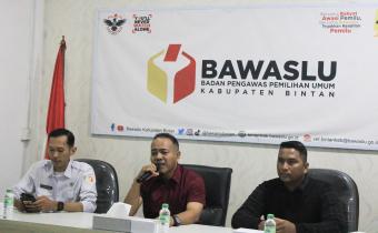 Narasumber Marsudi (tengah), dari Presidium Jaringan Demokrasi, didampingi Anggota Bawaslu Bintan Iskandar (kiri) saat menyampaikan materi dalam kegiatan Fasilitasi Penguatan Pemahaman Kepemiluan di kantor Bawaslu Bintan, Rabu (13/8/2025)/